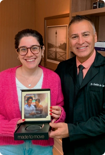Dr. Claudinei dos Santos com paciente iniciando tratamento Invisalign na Clínica OdontoQuality.