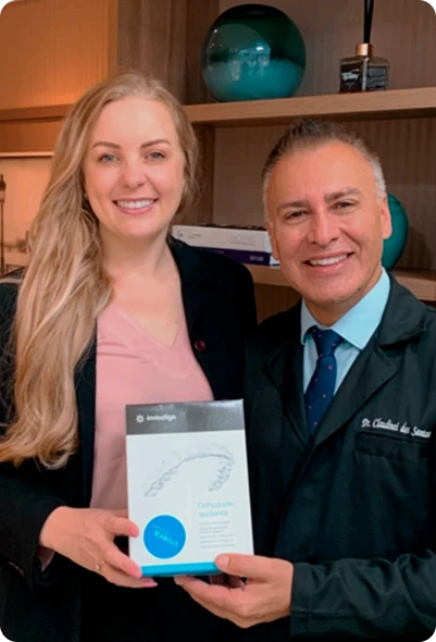 Dr. Claudinei dos Santos com paciente iniciando tratamento Invisalign na Clínica OdontoQuality.